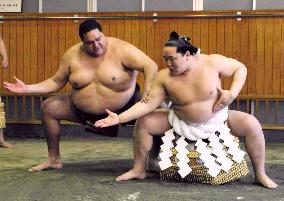 New yokozuna Asashoryu practices 'dohyo-iri' ritual